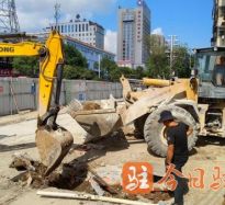 老男人大鸡巴操骚女高温下的坚守｜道路建设者用汗水铺就畅通路